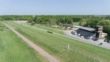 La piste & les bâtiments vus du ciel